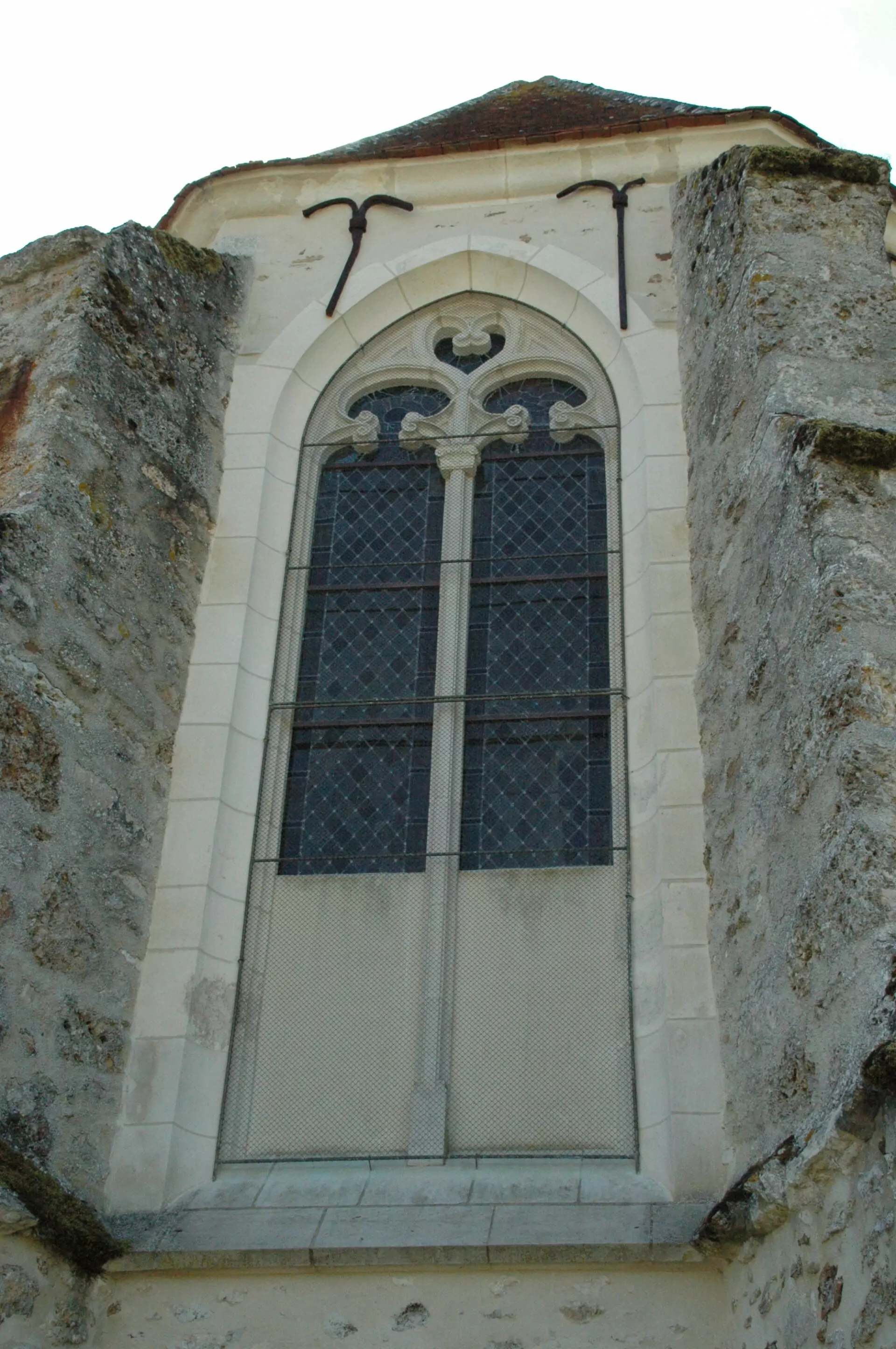 Protection en cuivre et laiton des vitraux restaurés des trois baies du chœur de l'église Saint-Thibaut de Fontenelle en Brie entre 2011 et 2013