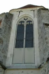 Protection en cuivre et laiton des vitraux restaurés des trois baies du chœur de l'église Saint-Thibaut de Fontenelle en Brie entre 2011 et 2013